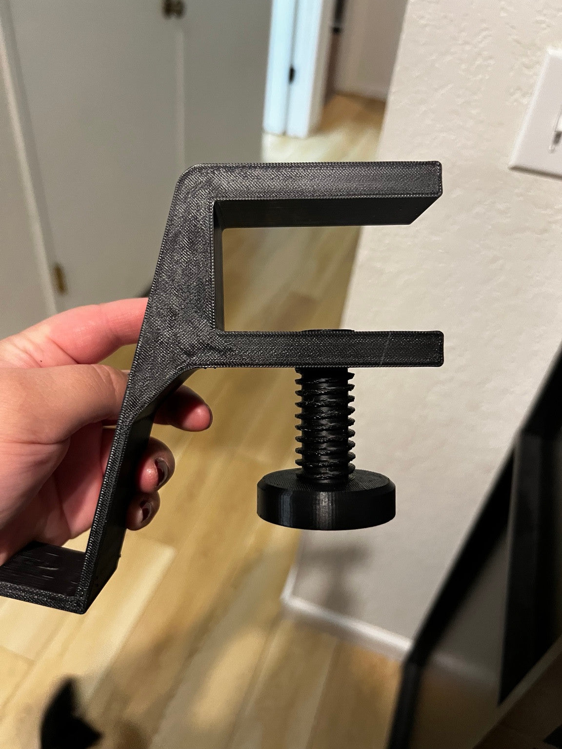 Close-up of the printed clamp and tightening screw